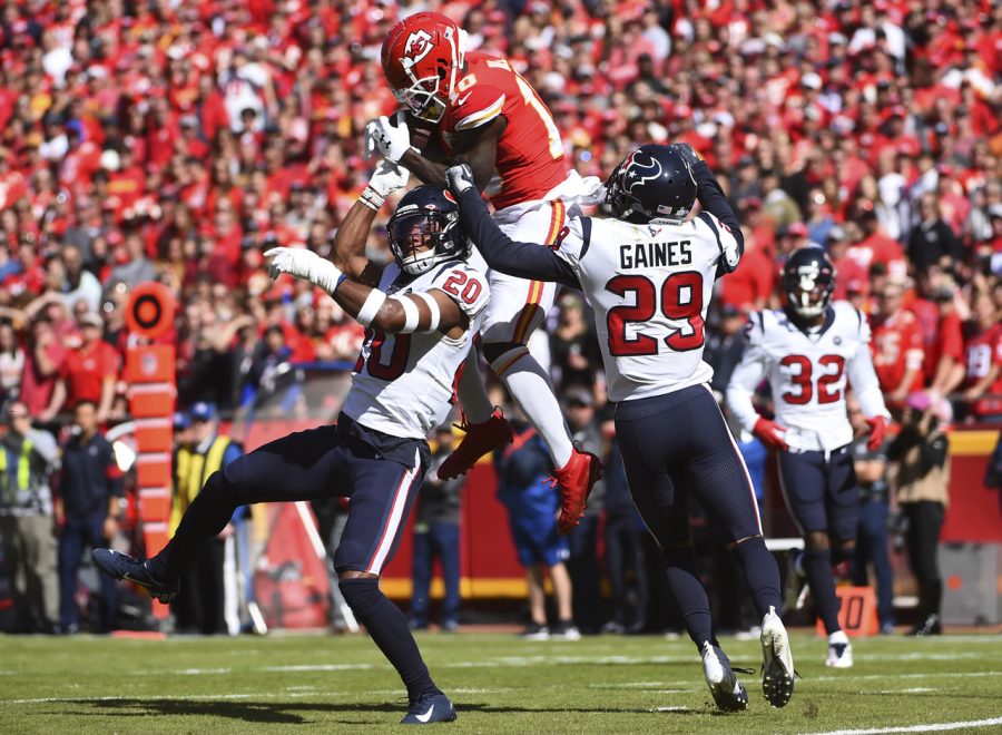 Chiefs+WR+Tyreek+Hill+making+a+catch+in+double+coverage.+The+Chiefs+would+end+up+losing+the+game+at+home.