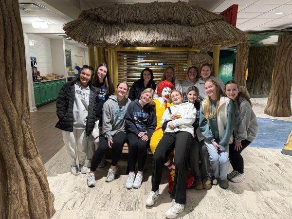 Navigation to Story: Liberty Girls Lacrosse Volunteers at the Ronald McDonald House